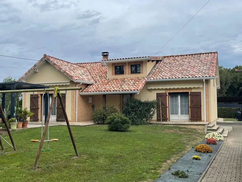 Maison avec toiture en tuiles canal, chantier résidentiel