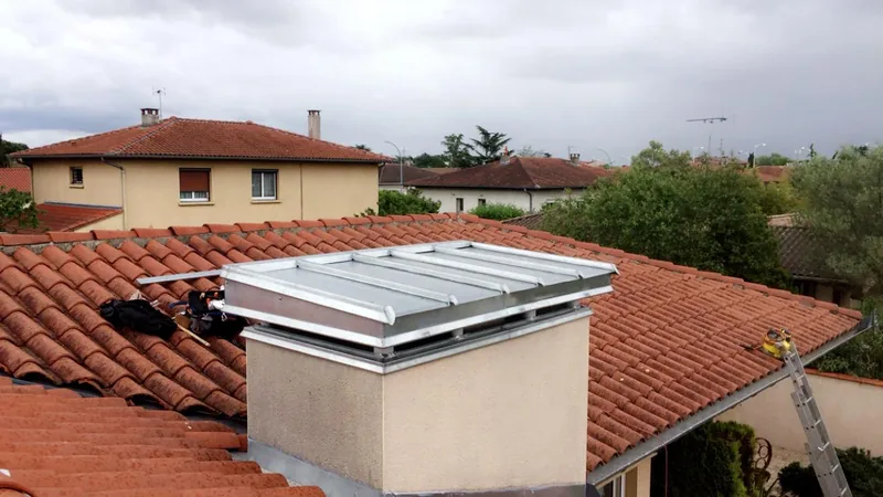 Habillage zinc neuf posé sur une souche de cheminée, toiture en tuiles